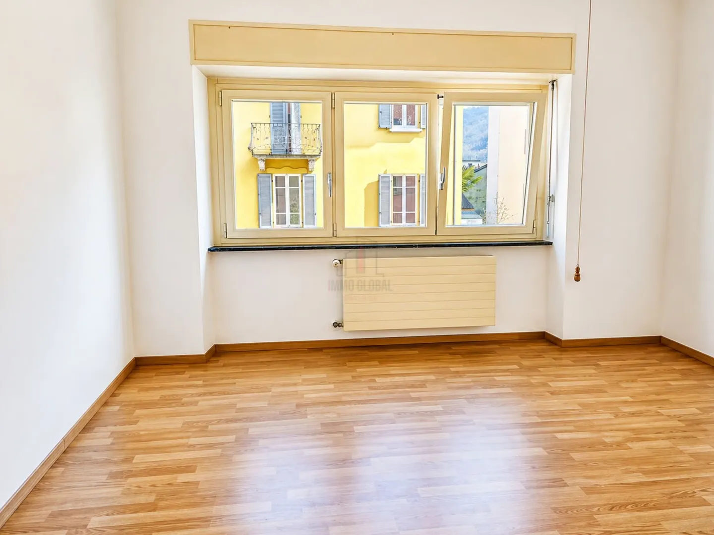 Welcoming and Bright Three-Room Apartment Near the Center - Photo 3 of 8