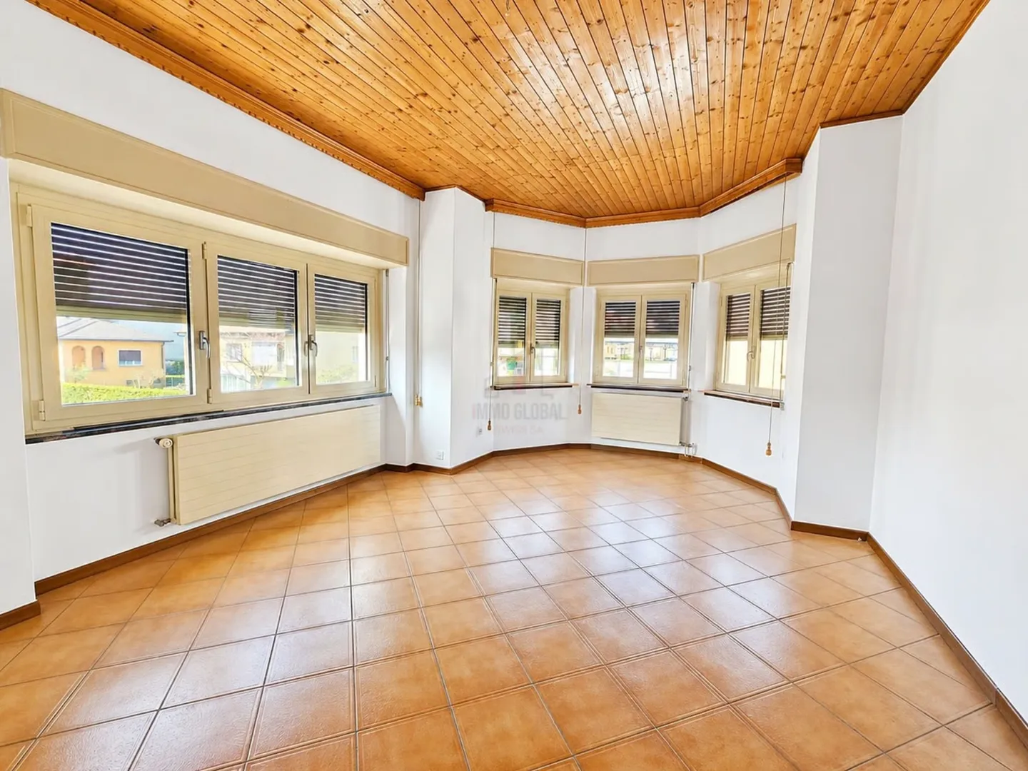 Welcoming and Bright Three-Room Apartment Near the Center - Photo 1 of 8