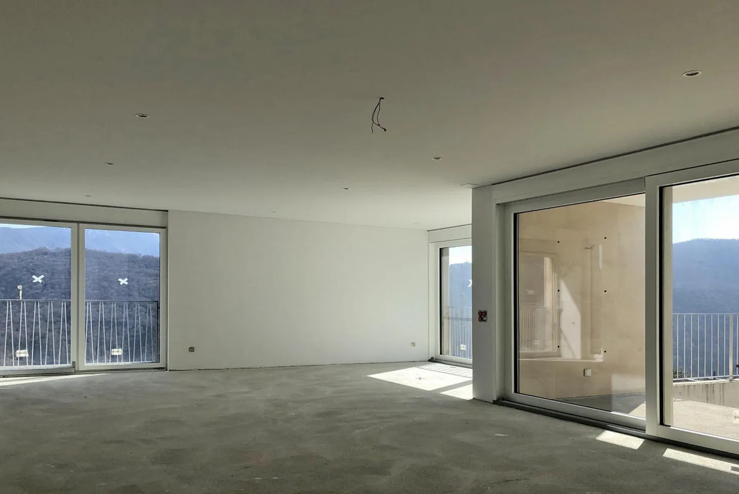 NOUVELLE VILLA 4.5 CHAMBRES AVEC GRAND JARDIN À COLLINA D'ORO - Photo 5 sur 13