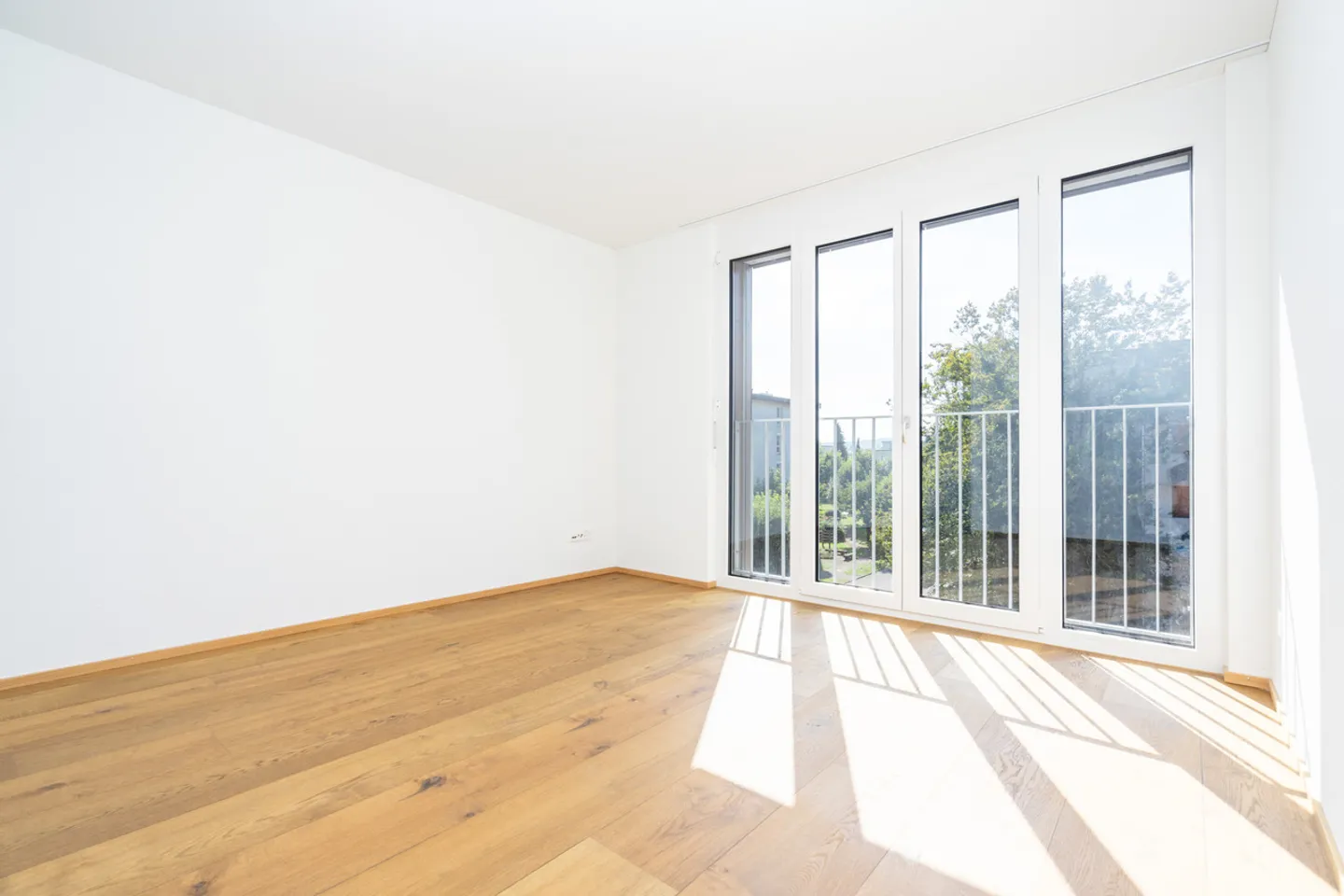 Modern Ground-Floor Apartment - Photo 3 of 7
