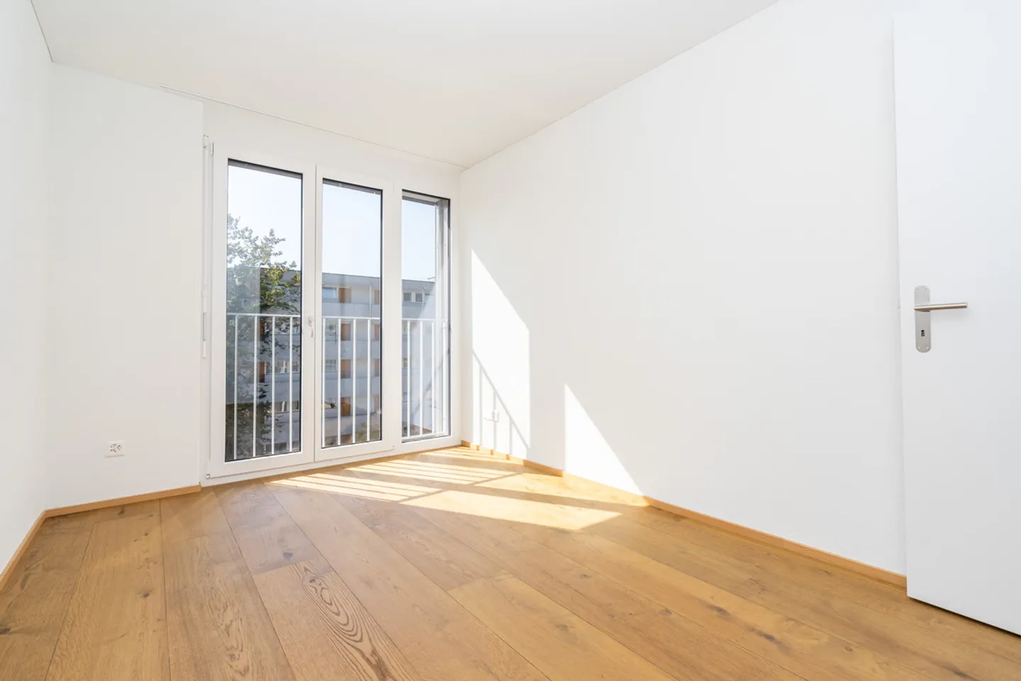 Modern Ground-Floor Apartment - Photo 4 of 7