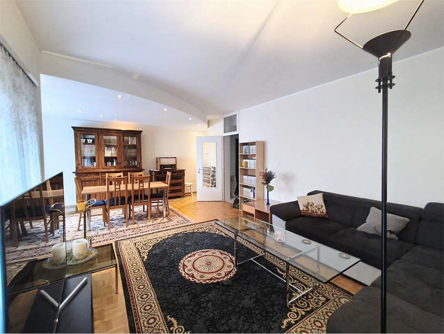 Viganello - Looking for a Roommate - Elegant Furnished Three-Room Apartment with Terrace - Photo 1 of 11