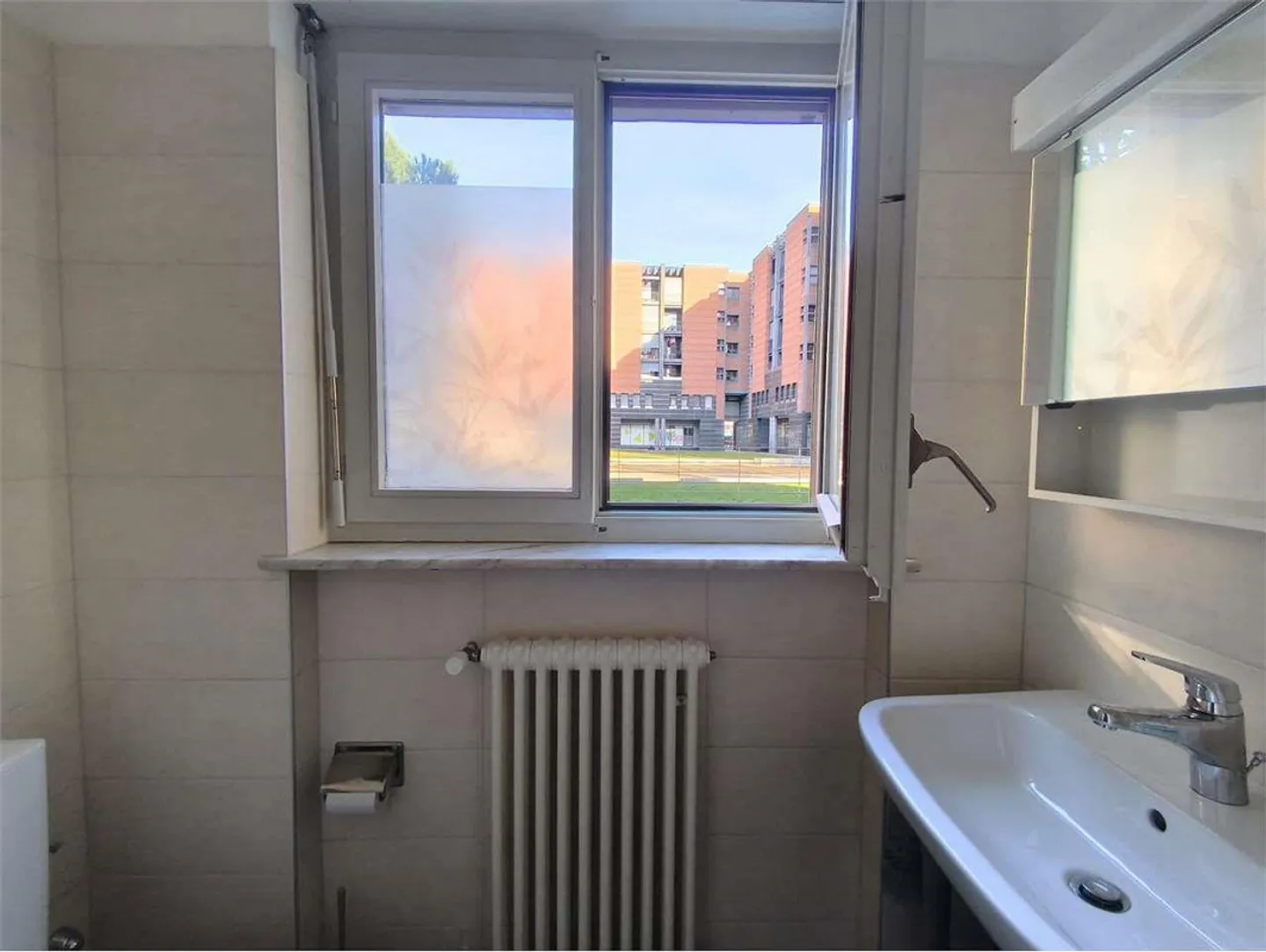 Viganello - Looking for a Roommate - Elegant Furnished Three-Room Apartment with Terrace - Photo 10 of 11