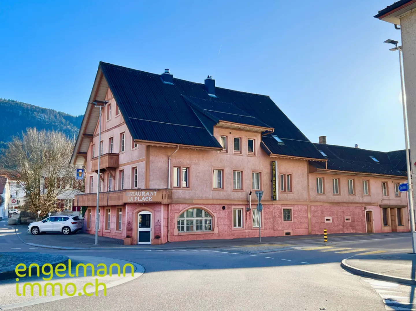 Rental building with restaurant - Photo 1 of 12