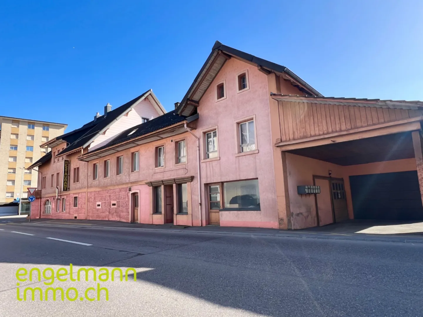 Rental building with restaurant - Photo 2 of 12