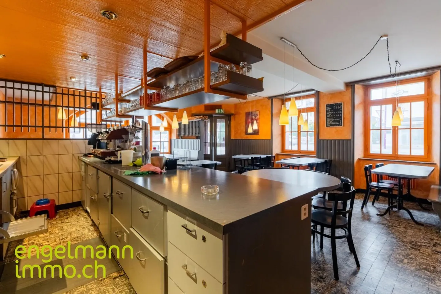 Rental building with restaurant - Photo 4 of 12