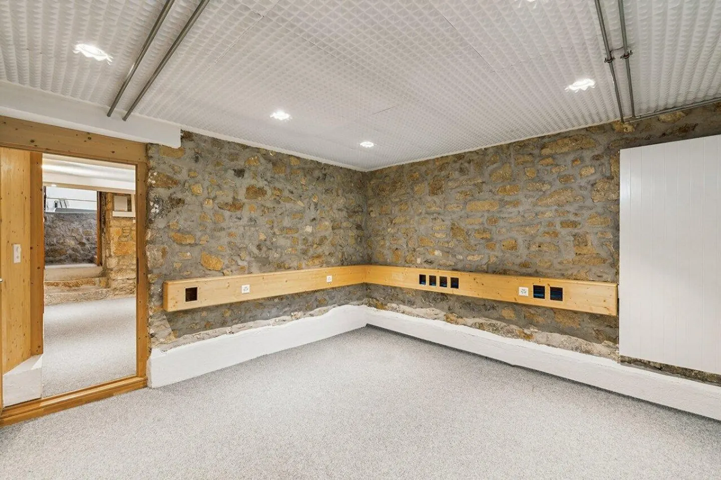 Casa multigenerazionale con fascino storico a Pratteln - Foto 3 di 13