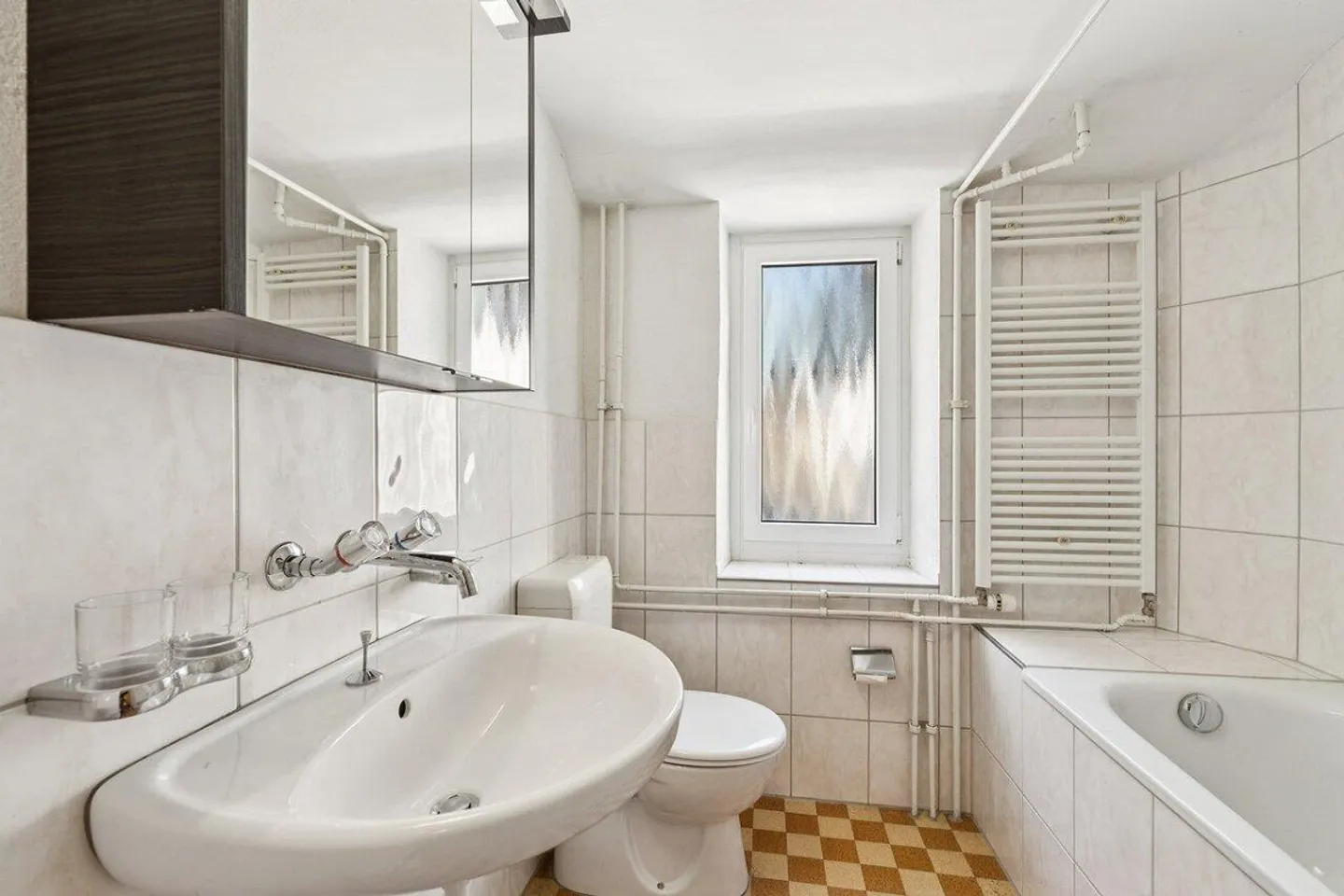 Casa multigenerazionale con fascino storico a Pratteln - Foto 6 di 13