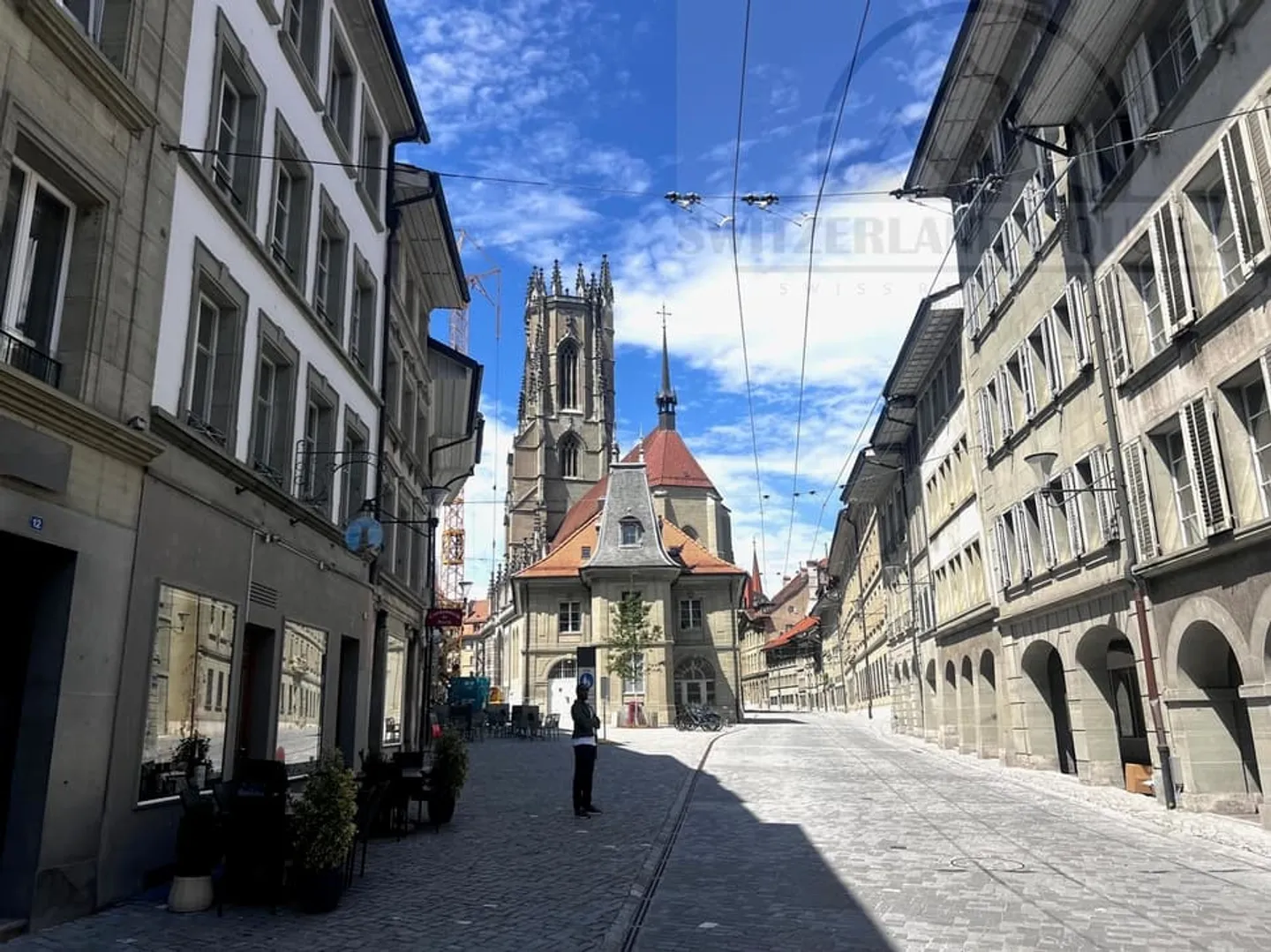 Spacieux 4,5 pcs à proximité de la cathédrale de Fribourg - Photo 1 sur 13