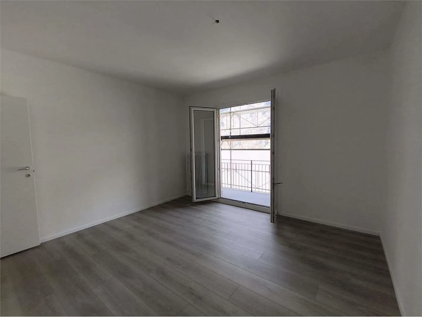 Bodio - Modern 3.5 Rooms Completely Renovated - First Location - Photo 2 of 7