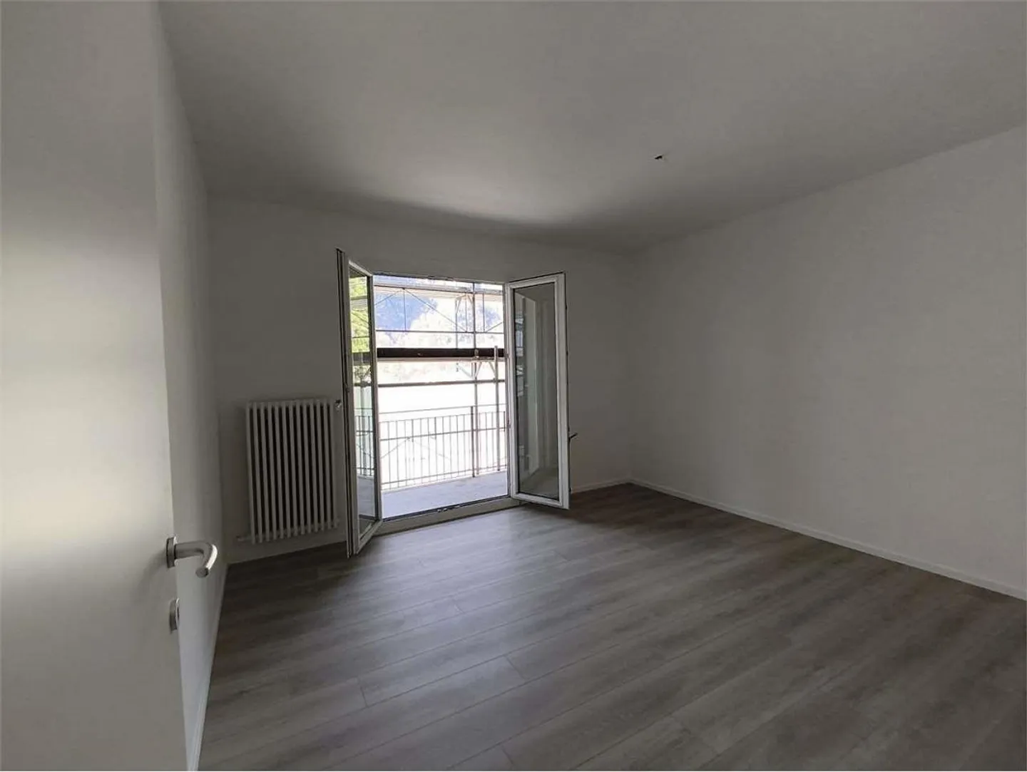 Bodio - Modern 3.5 Rooms Completely Renovated - First Location - Photo 7 of 7