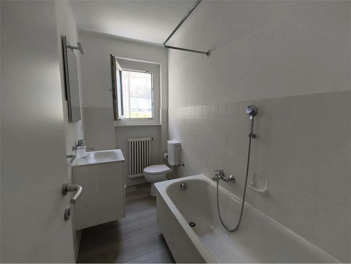 Bodio - Modern 3.5 Rooms Completely Renovated - First Location - Photo 3 of 7