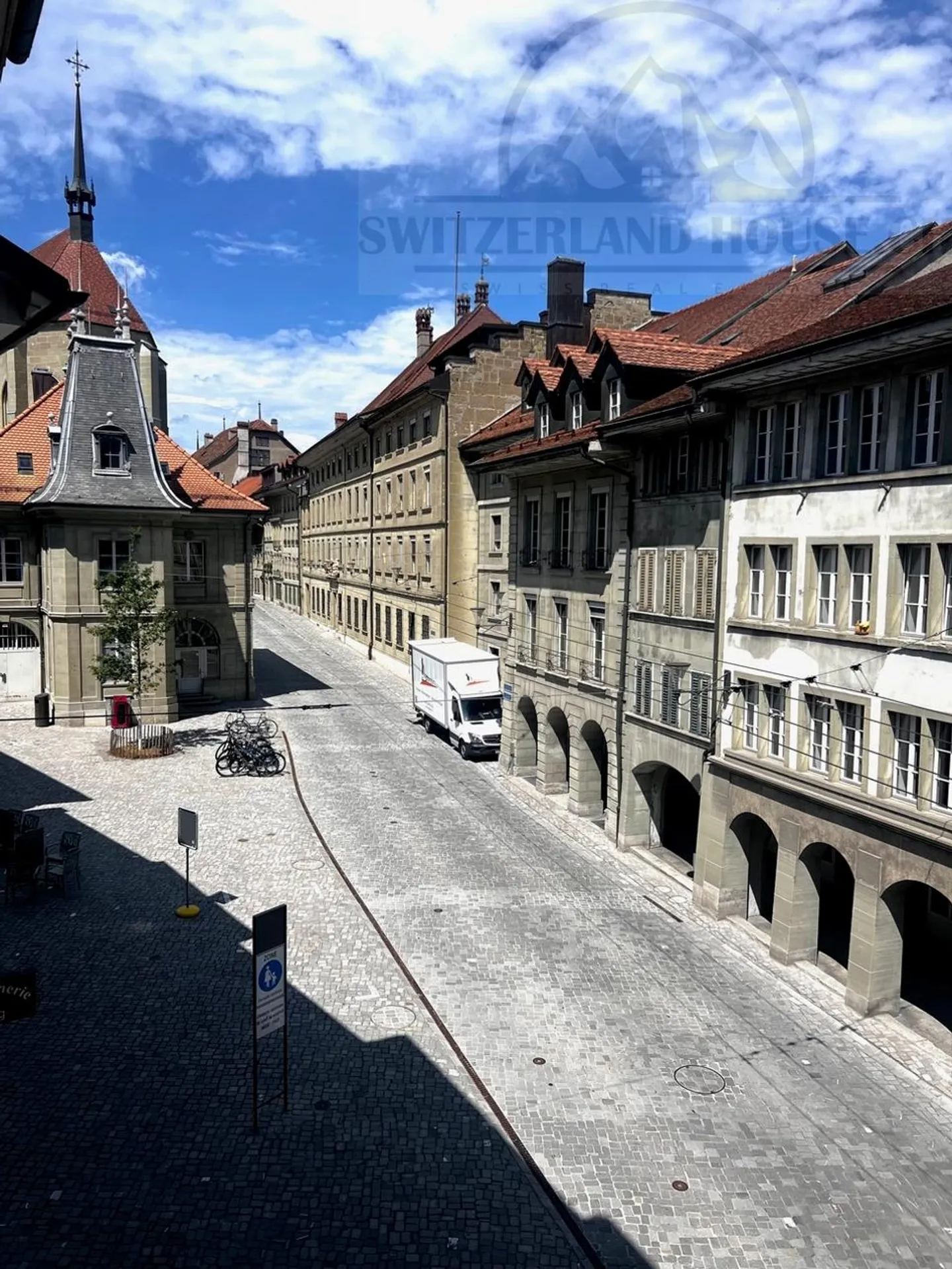 Spacieux 4,5 pcs à proximité de la cathédrale de Fribourg - Photo 2 sur 13