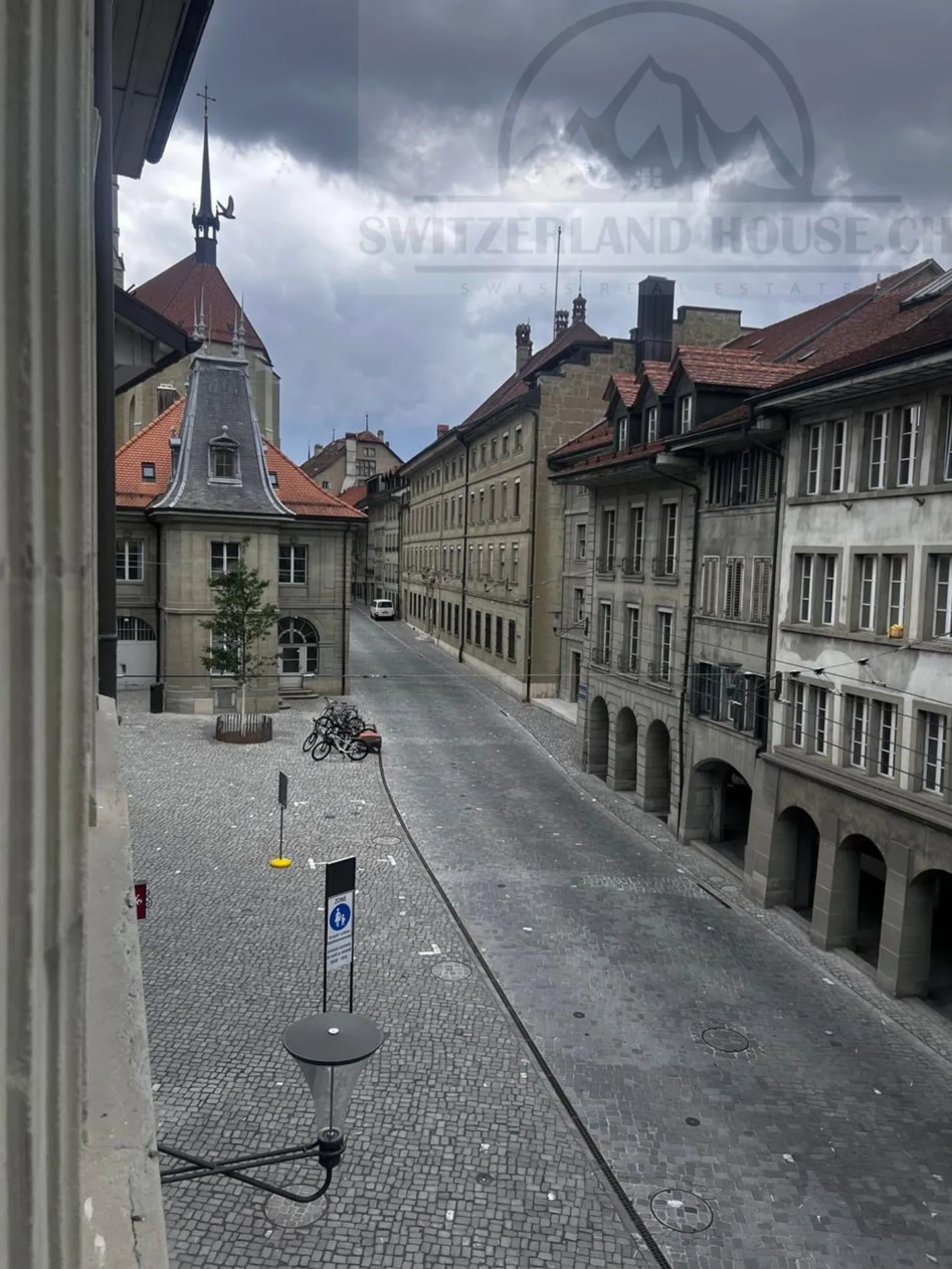 Spacieux 4,5 pcs à proximité de la cathédrale de Fribourg - Photo 4 sur 13