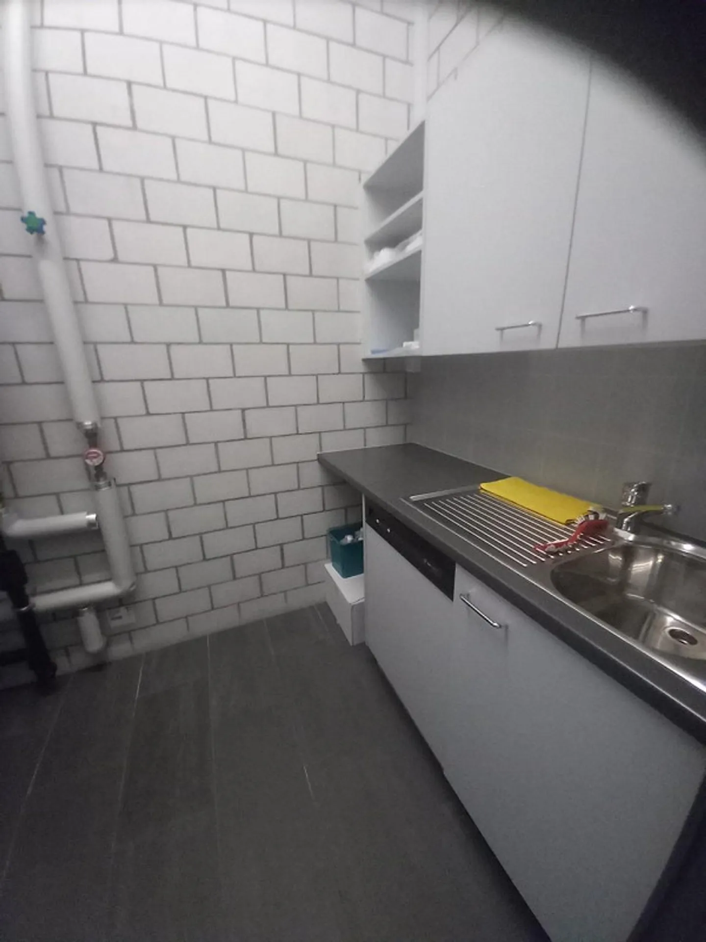 Office space with small kitchenette and toilets - Photo 4 of 6