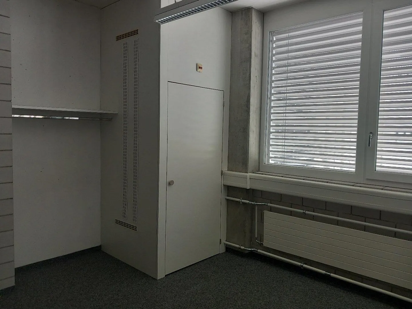 Office space with small kitchenette and toilets - Photo 5 of 6