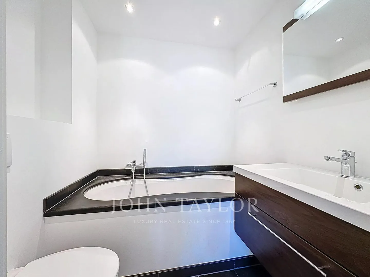 Appartement de quatre pièces 1/2 Sud-Ouest au centre de Montana Station - Grand balcon, vue, garage - Photo 6 sur 7