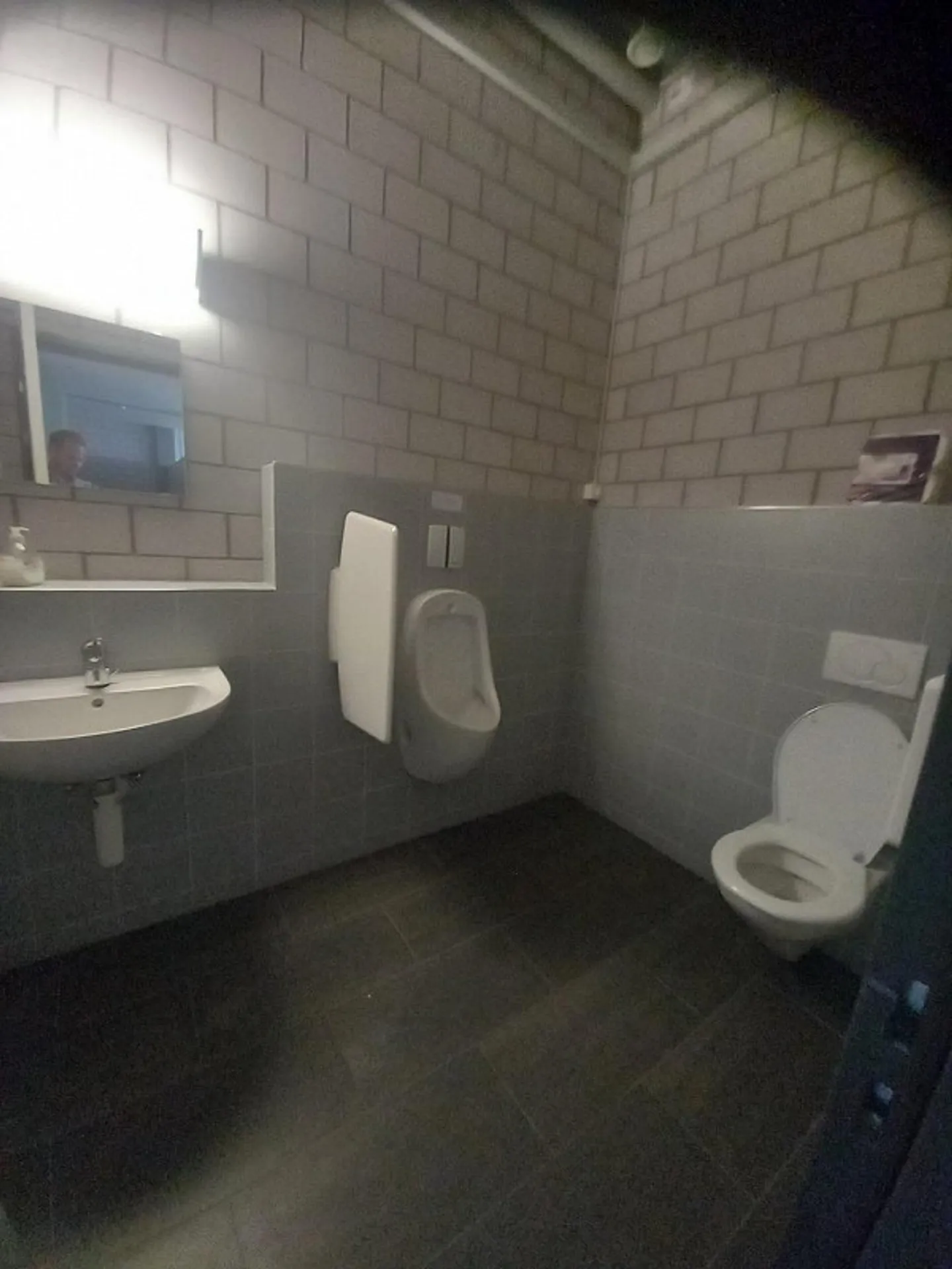 Office space with small kitchenette and toilets - Photo 6 of 6