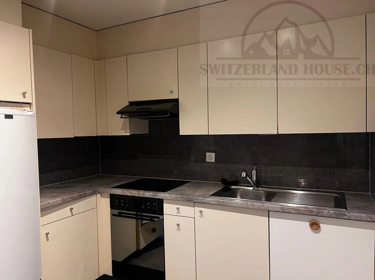 Spacieux 4,5 pcs à proximité de la cathédrale de Fribourg - Photo 8 sur 13