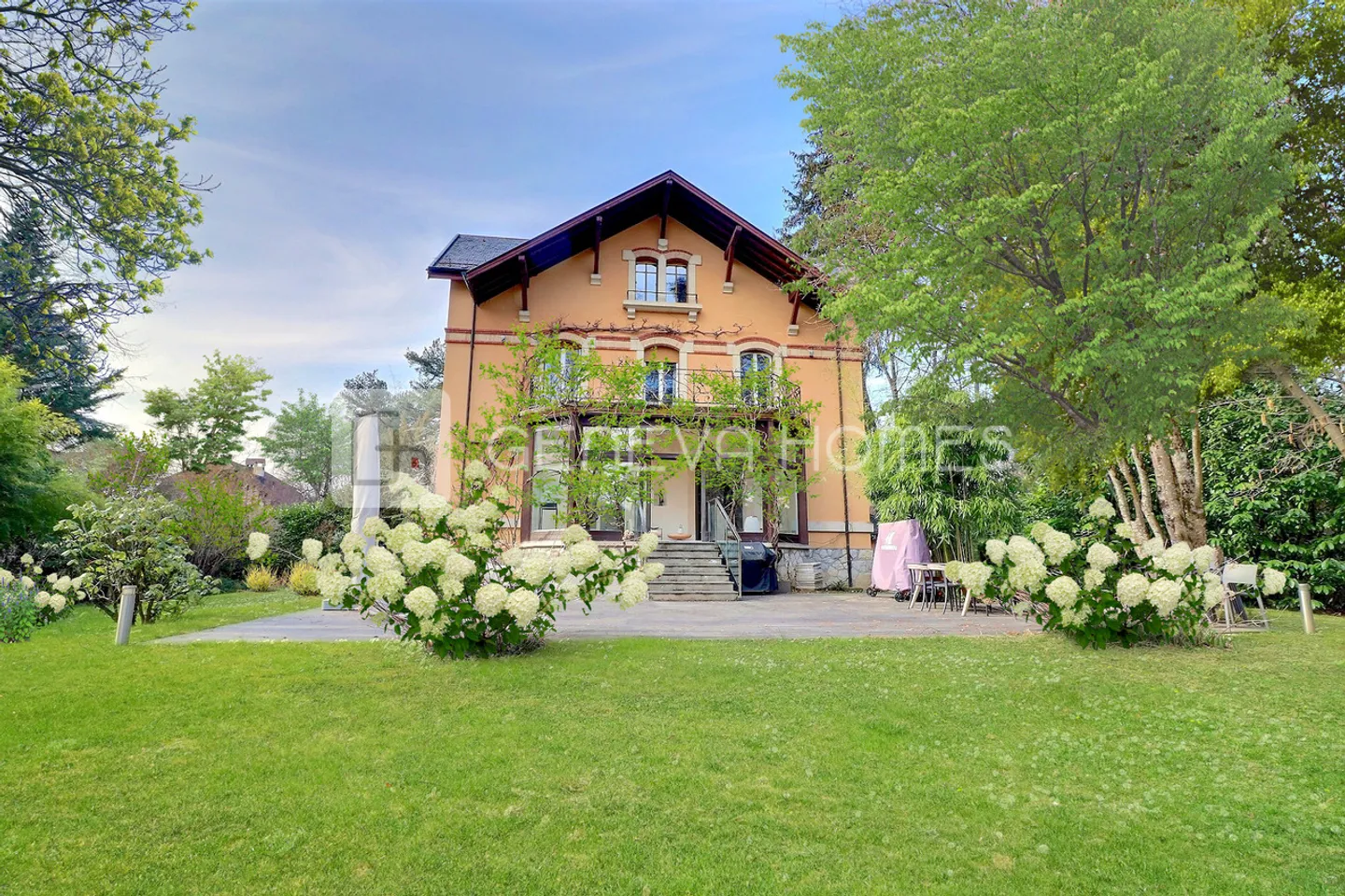 12-room House - Photo 4 of 5