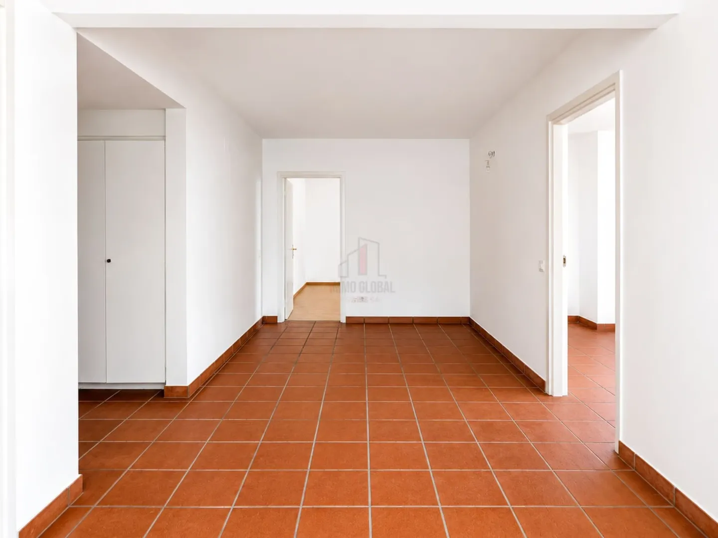 LIVING A FEW STEPS FROM THE LAKE, RENOVATED THREE-ROOM APARTMENT WITH VIEW - Photo 3 of 7