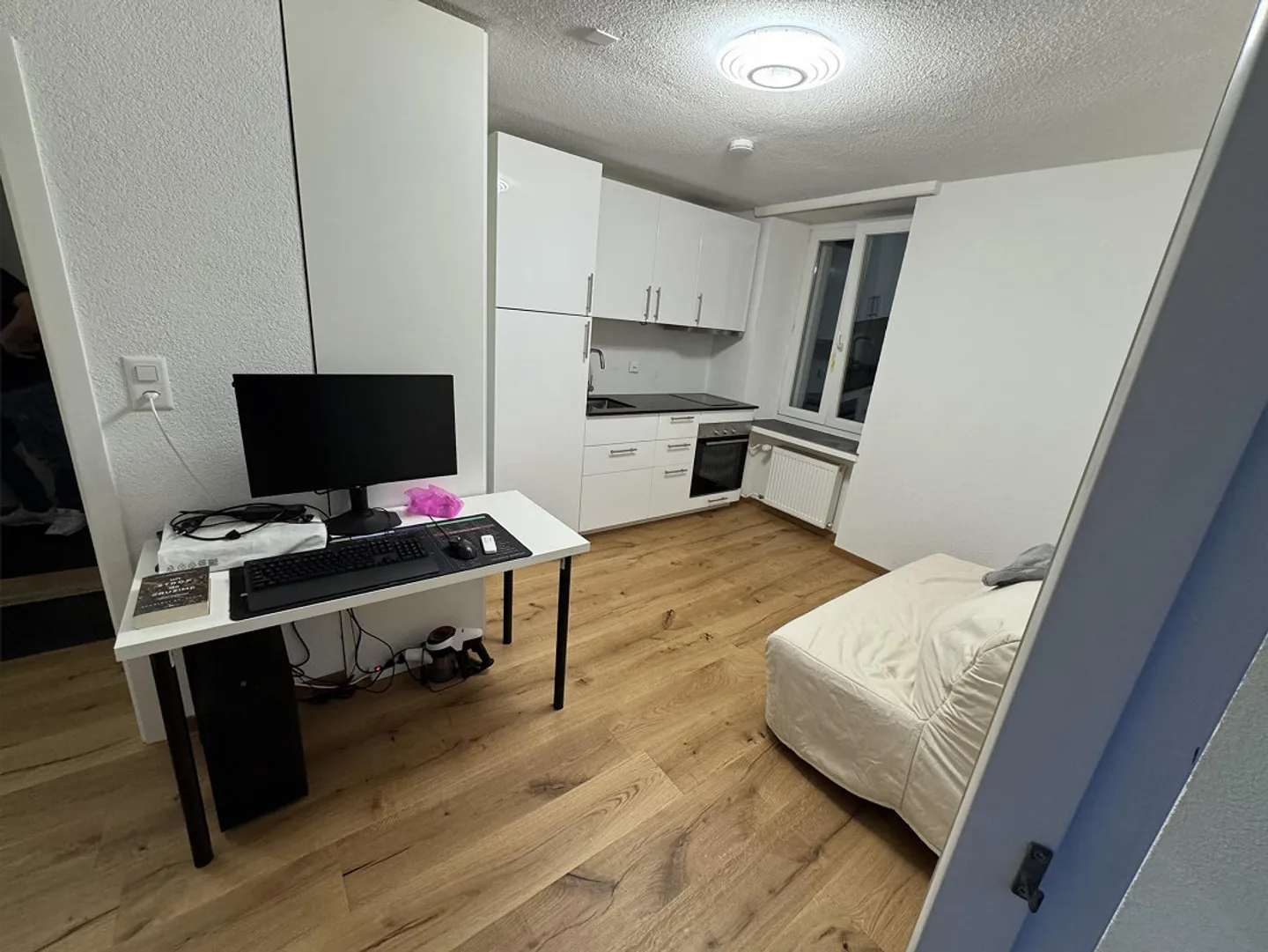 Studio moderne, fraîchement rénové avec balcon à côté du centre - Photo 1 sur 9