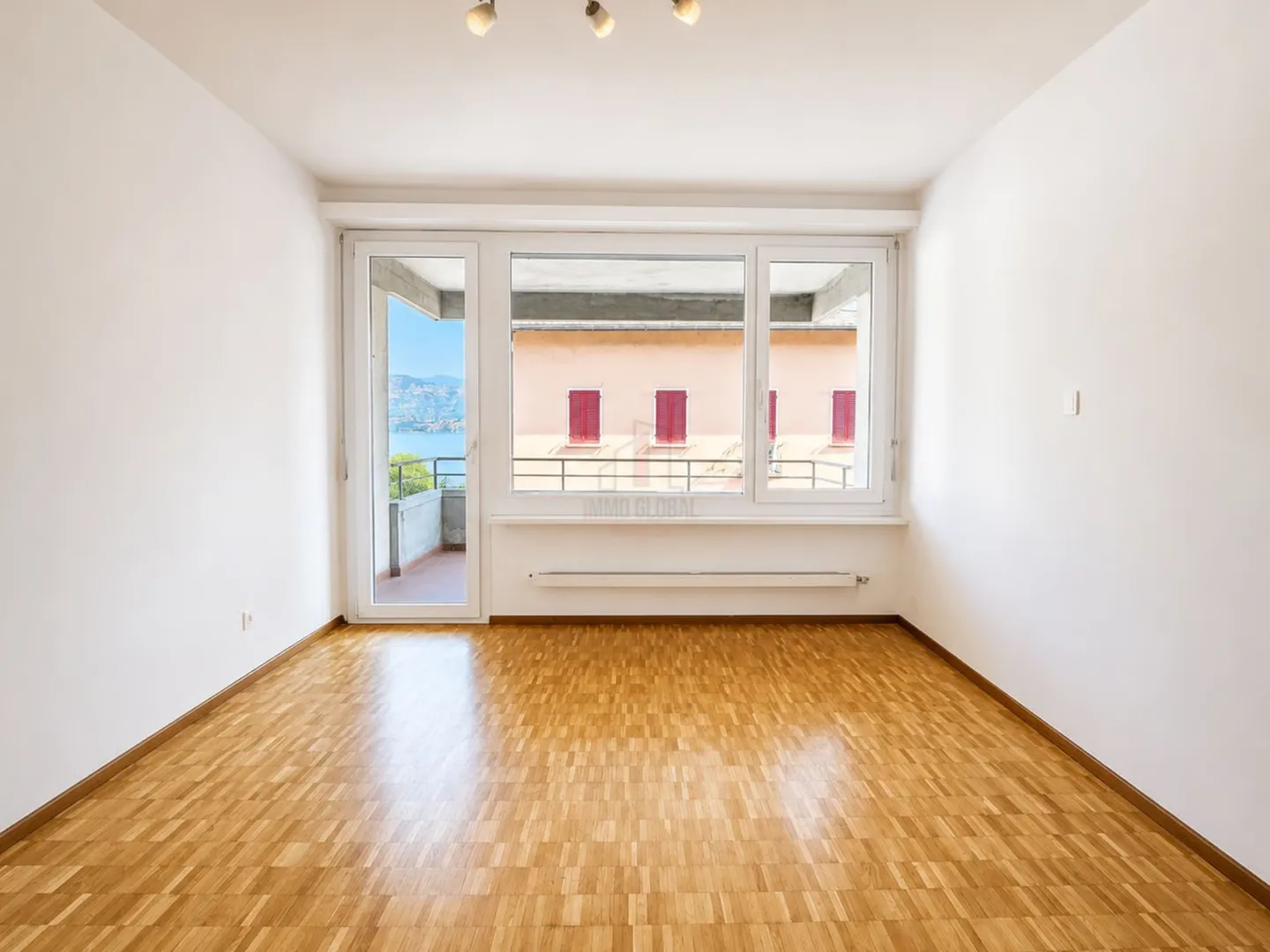 LIVING A FEW STEPS FROM THE LAKE, RENOVATED THREE-ROOM APARTMENT WITH VIEW - Photo 4 of 7