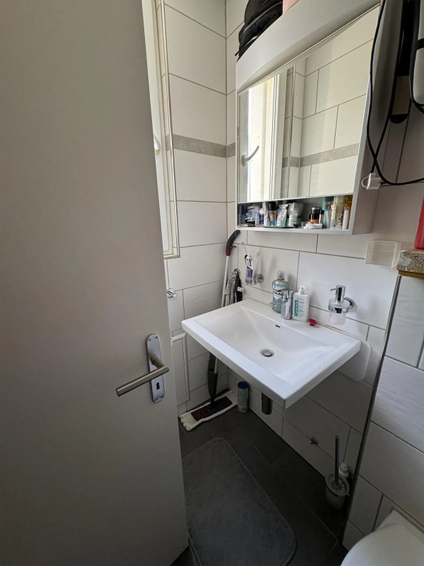 Studio moderne, fraîchement rénové avec balcon à côté du centre - Photo 5 sur 9