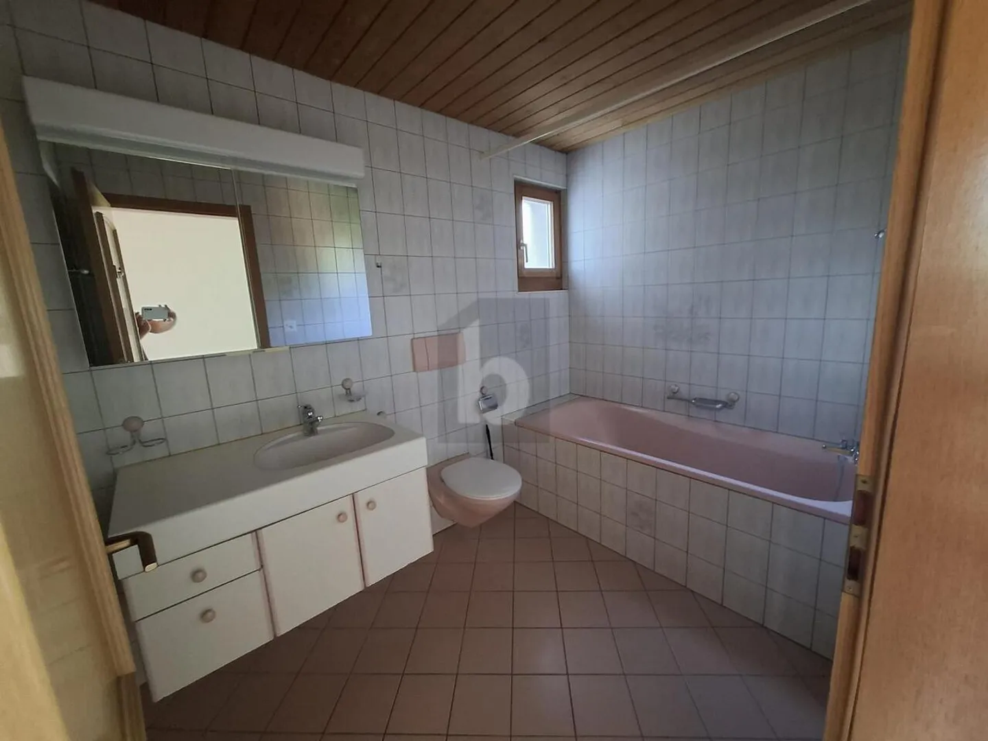 GERÄUMIG, RUHIG, UMGEBEN VON GRÜNEN FLÄCHEN - Foto 3 von 6