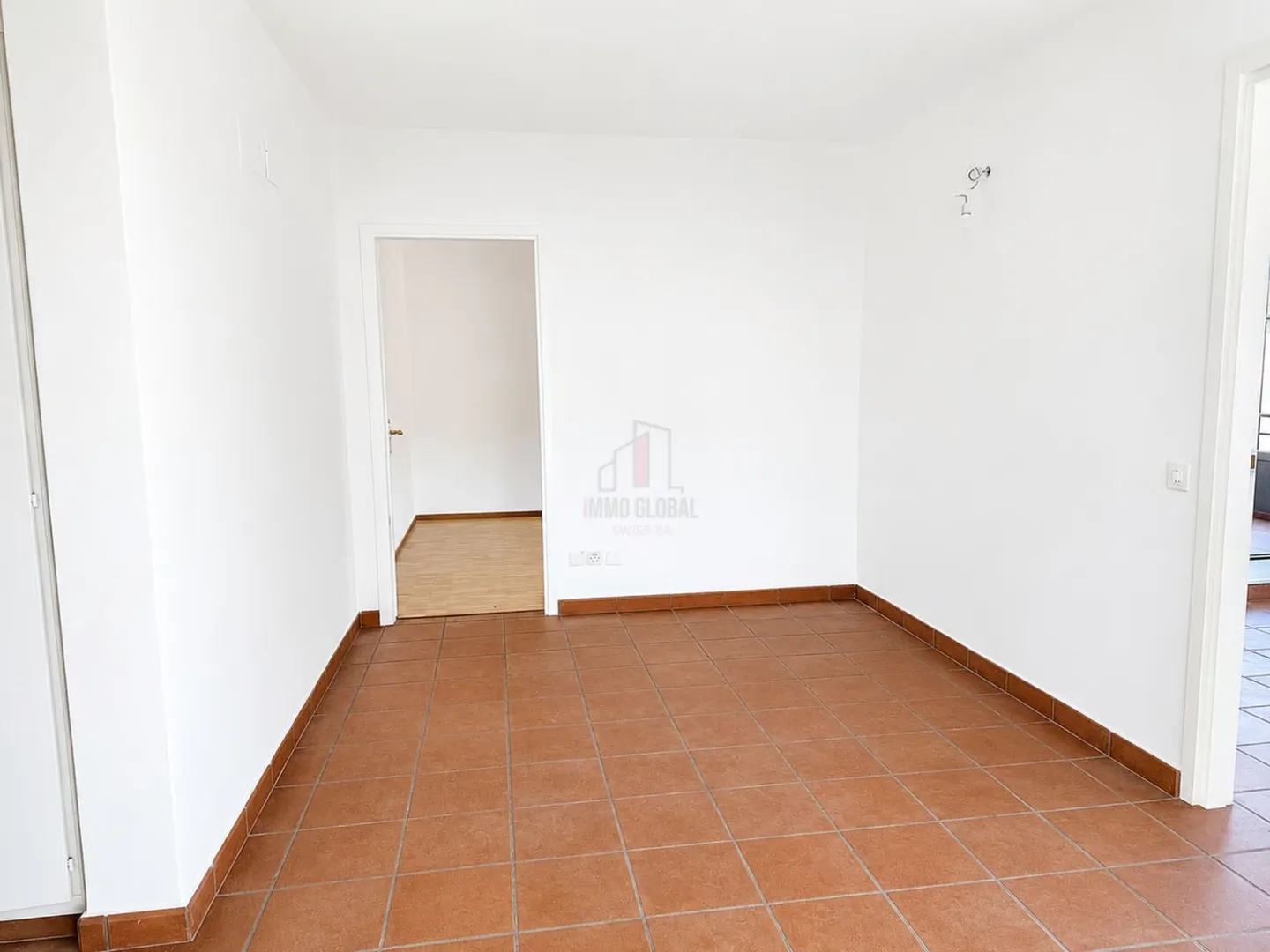 LIVING A FEW STEPS FROM THE LAKE, RENOVATED THREE-ROOM APARTMENT WITH VIEW - Photo 5 of 7