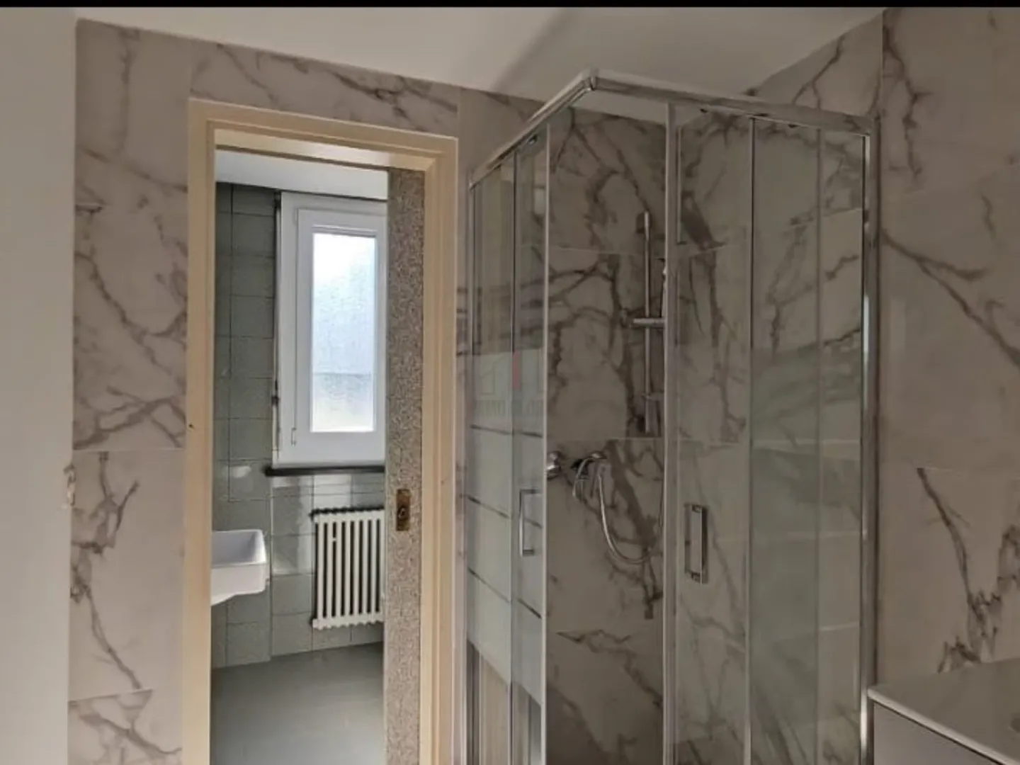 LIVING A FEW STEPS FROM THE LAKE, RENOVATED THREE-ROOM APARTMENT WITH VIEW - Photo 6 of 7