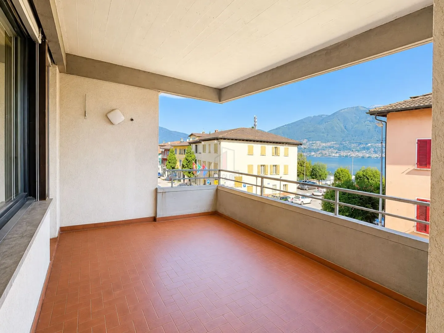 LIVING A FEW STEPS FROM THE LAKE, RENOVATED THREE-ROOM APARTMENT WITH VIEW - Photo 7 of 7