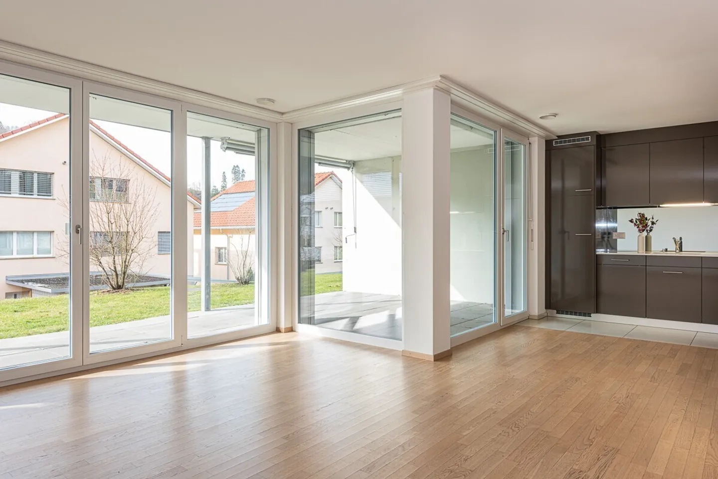 Sunny Apartment! - Photo 2 of 11