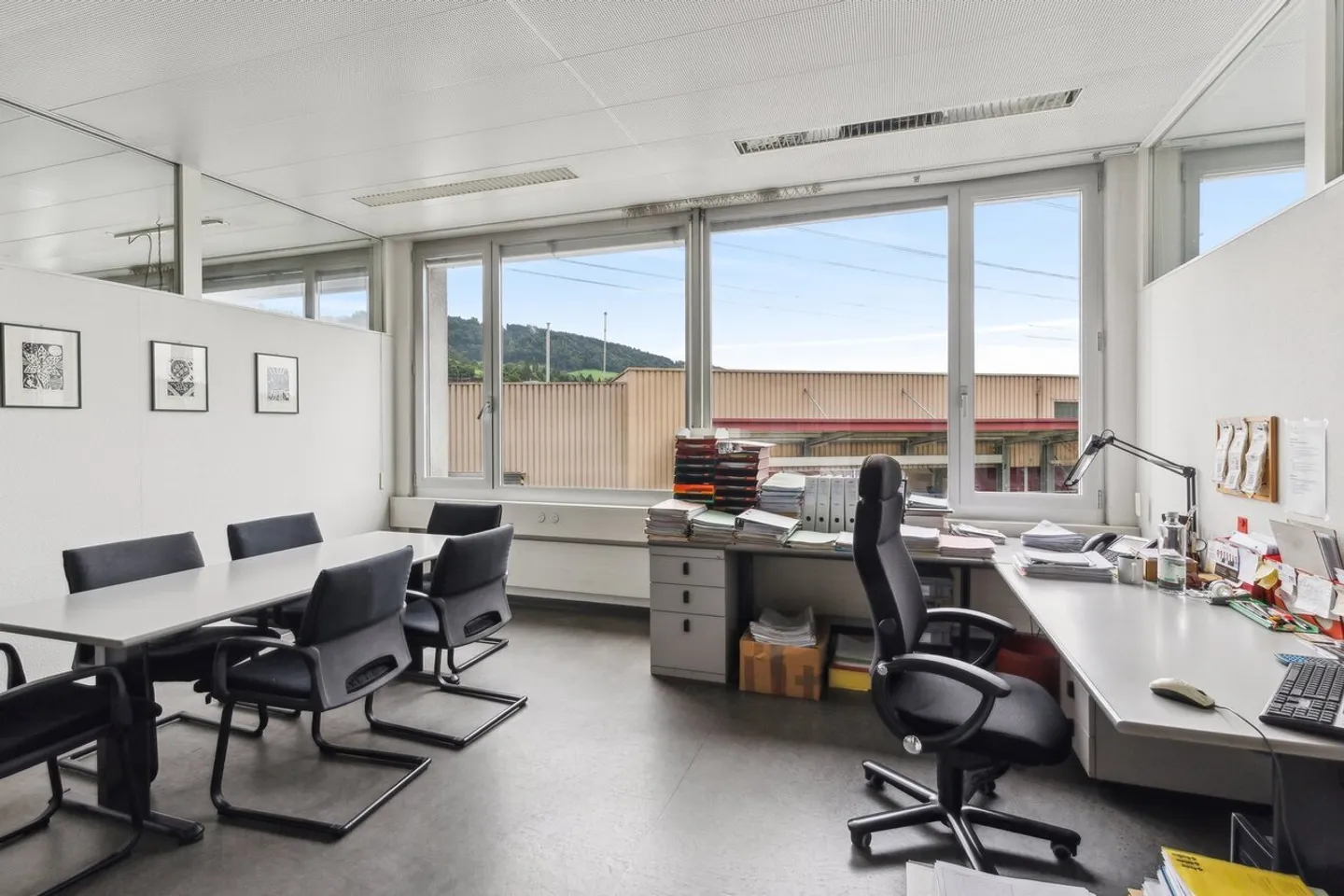 Bright office and commercial space with flexible room layout - Photo 1 of 7