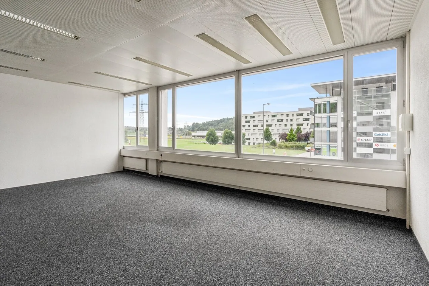 Bright office and commercial space with flexible room layout - Photo 3 of 7