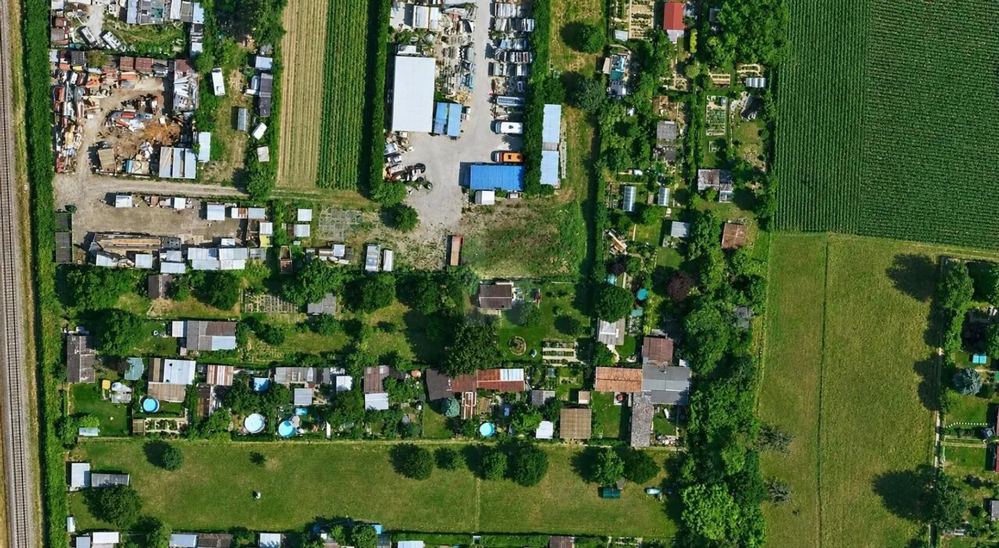 DEVELOPMENT POTENTIAL ON 1,751 M² IN A TOP LOCATION - Photo 1 of 4