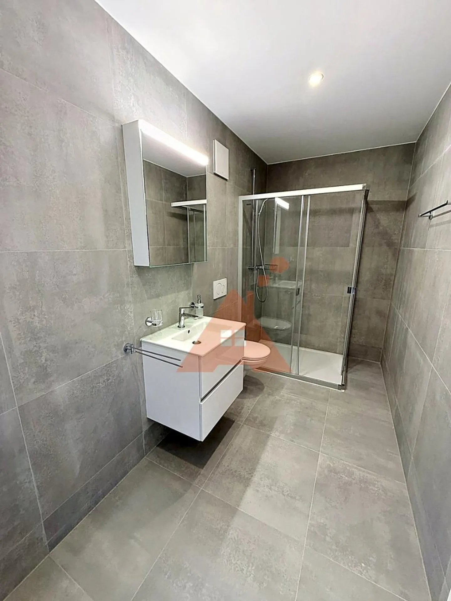 Tranquil Apartment Near Amenities - Photo 4 of 9