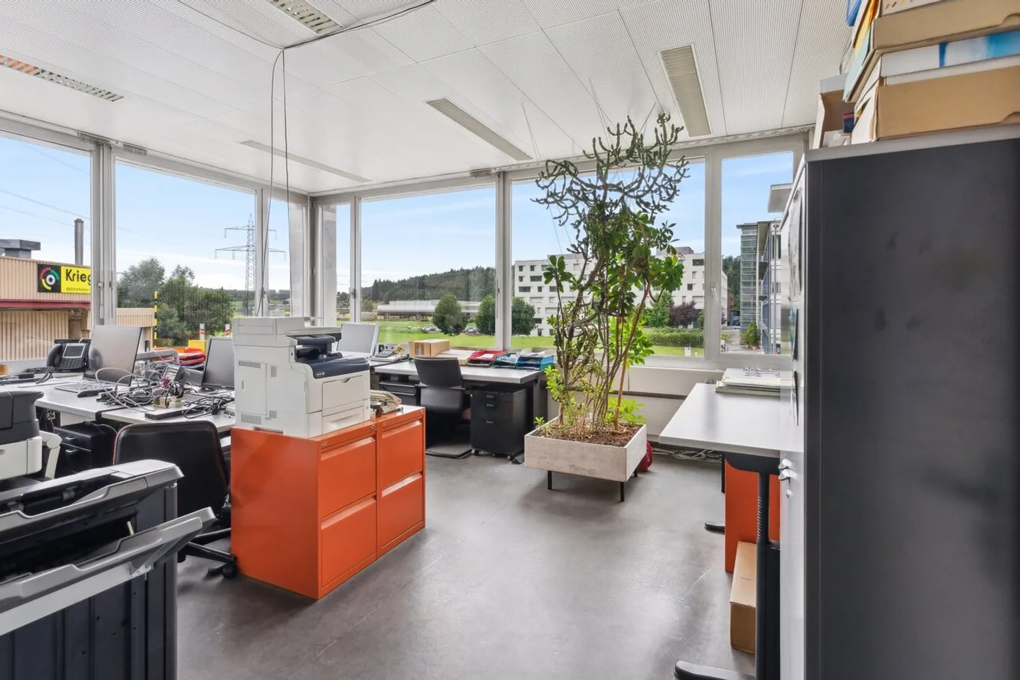 Bright office and commercial space with flexible room layout - Photo 5 of 7