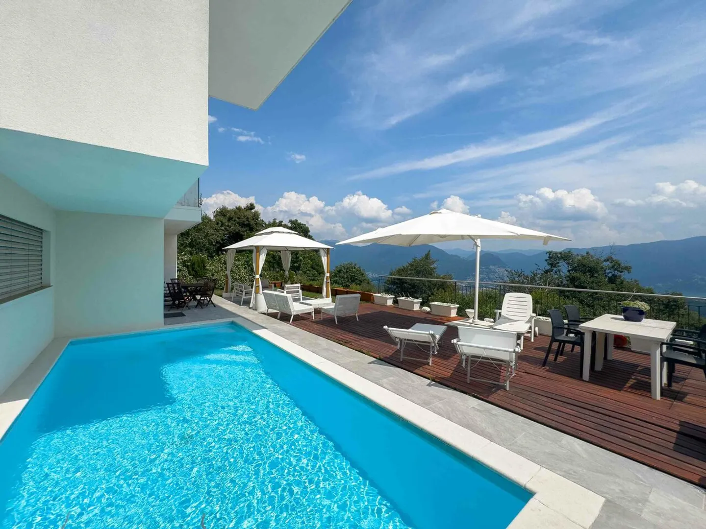 Prestigiosa villa vista lago con piscina a Cademario - Foto 2 di 7
