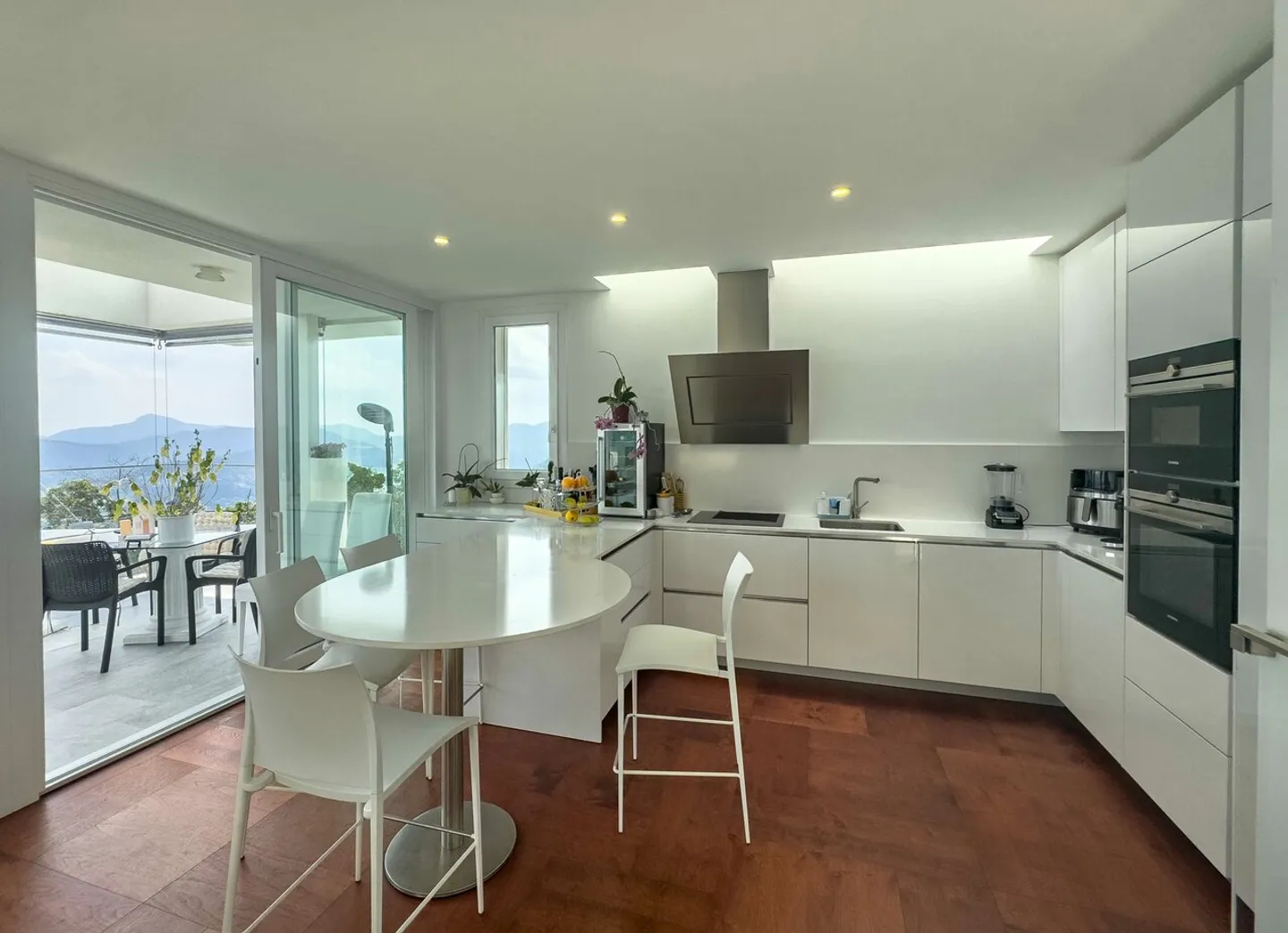Prestigiosa villa vista lago con piscina a Cademario - Foto 4 di 7