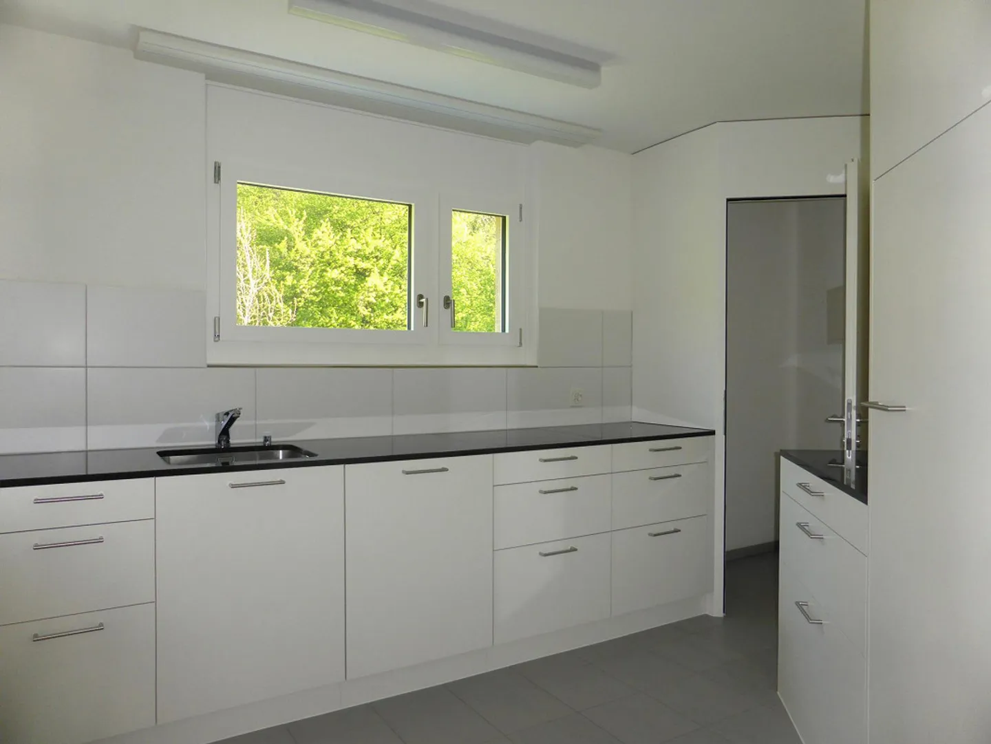 Spacious 3.5 Room Apartment in a Quiet Residential Area - Photo 4 of 8