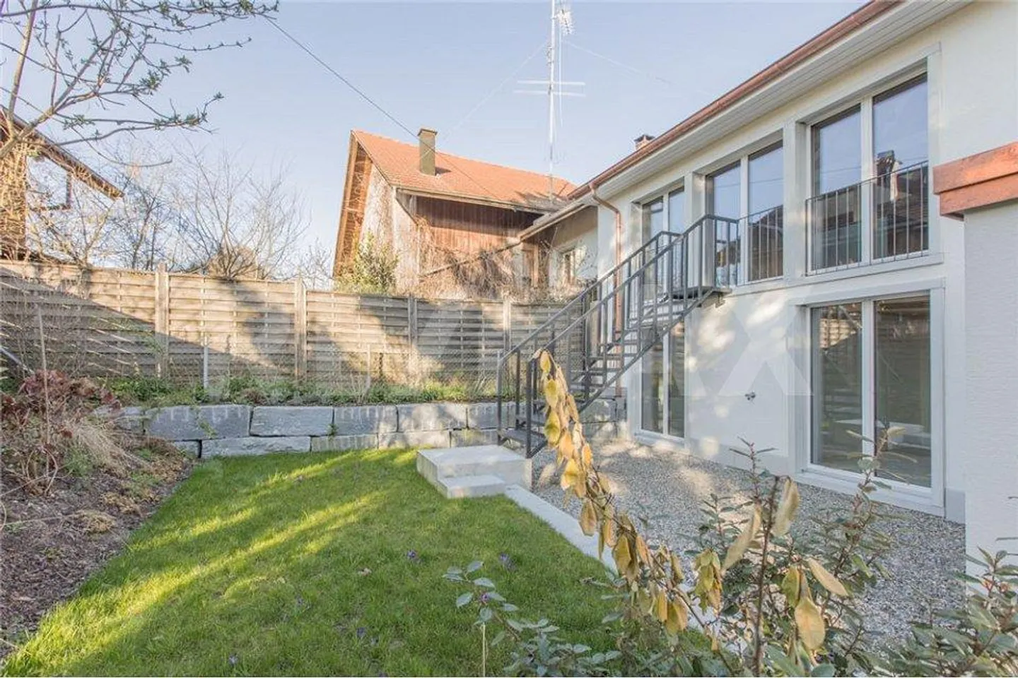 Expérience de vie moderne à la campagne – Maison de 5,5 pièces avec droits de construction ou achat de terrain - Photo 2 sur 10