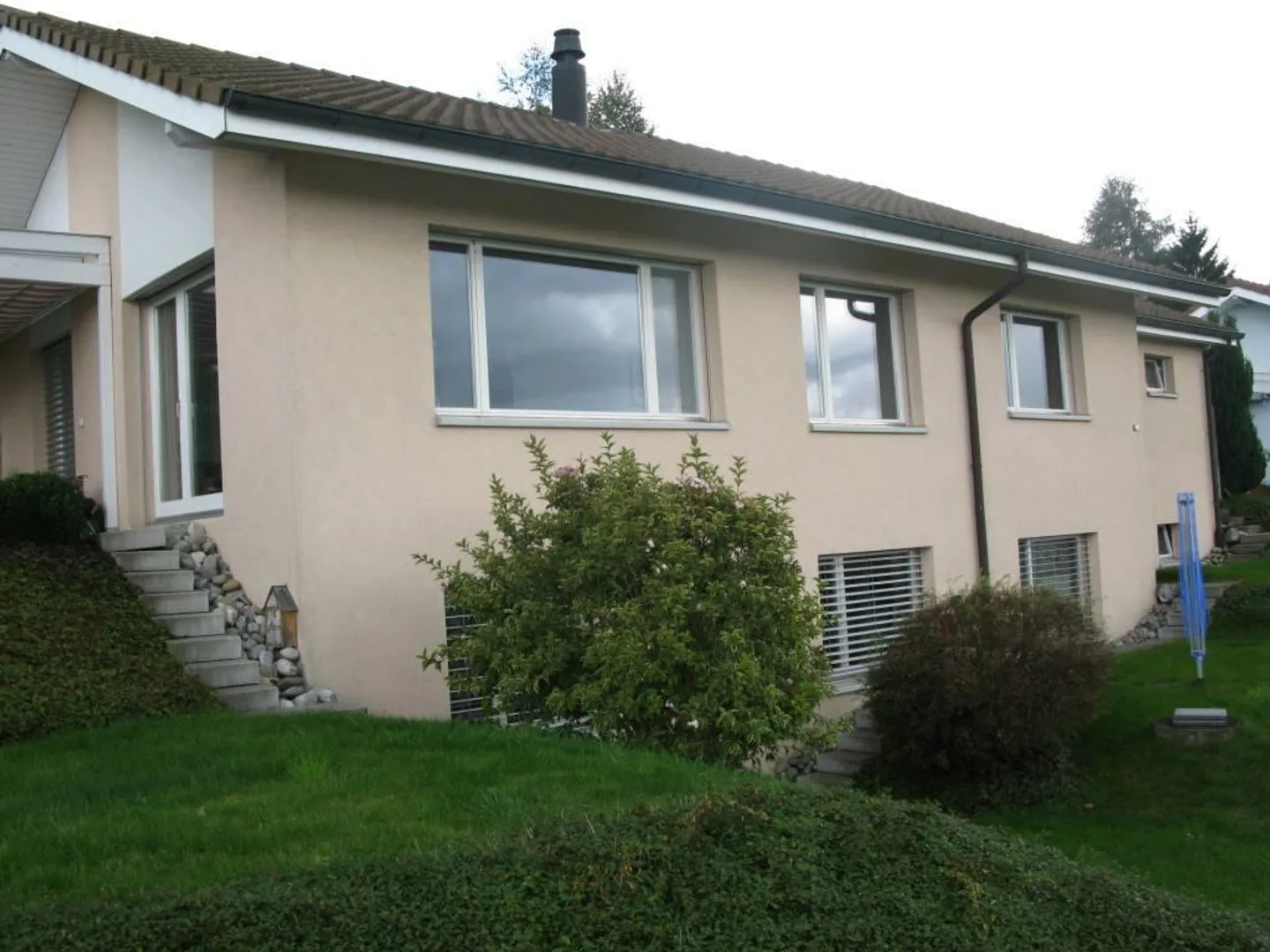 Maison individuelle de 6 1/2 pièces dans un emplacement avec vue dégagée - Photo 1 sur 28