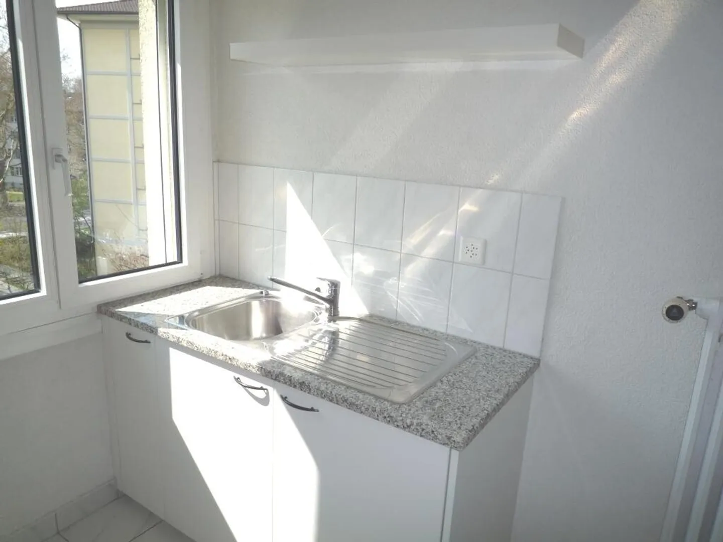 Sunny 2-Room Apartment with Balcony - Photo 4 of 9