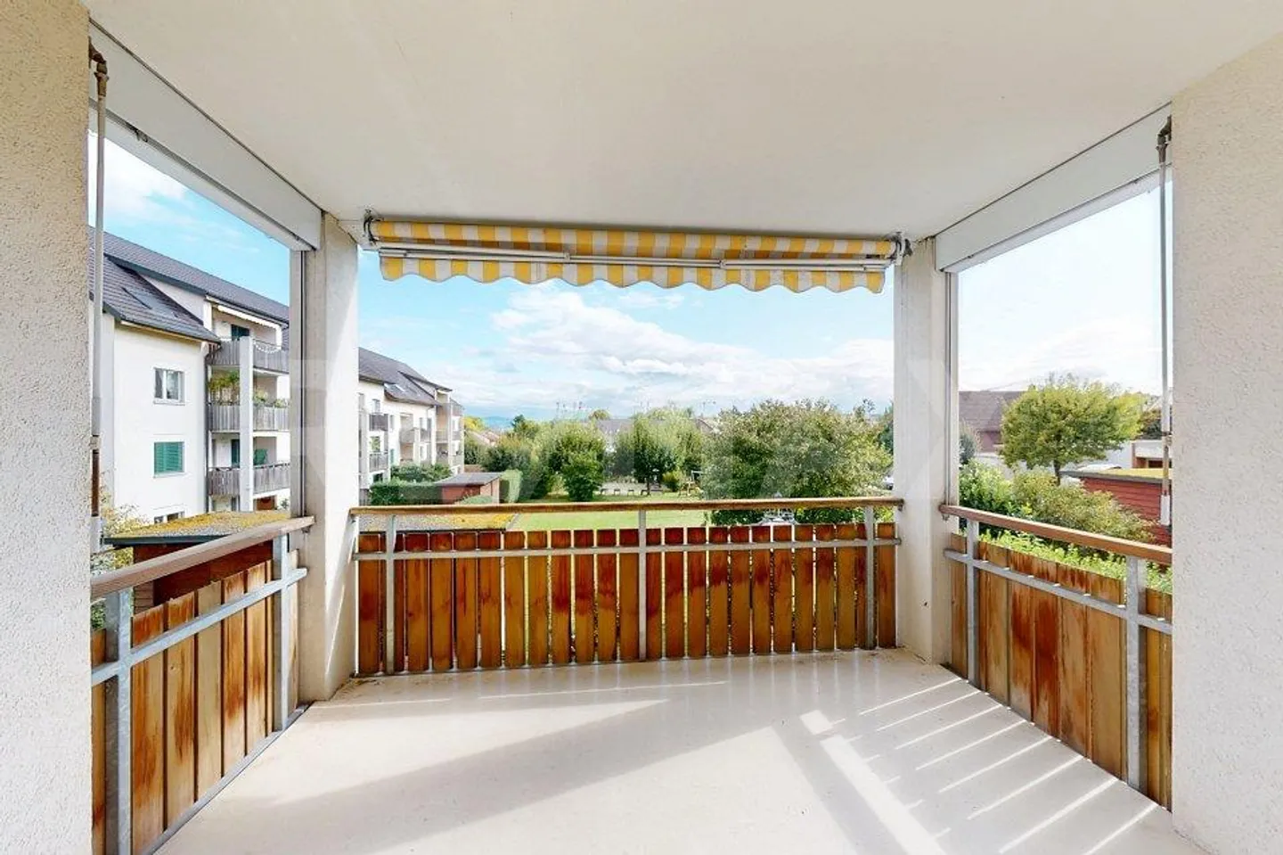 3.5-room apartment, 1st floor, elevator, living area 98 m², balcony 8 m², view into the greenery, 1 garage box, separate laundry room - Photo 3 of 13