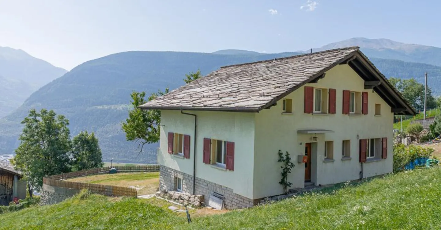 Casa unifamiliare ben tenuta con appartamento separato e molto potenziale - Foto 1 di 12