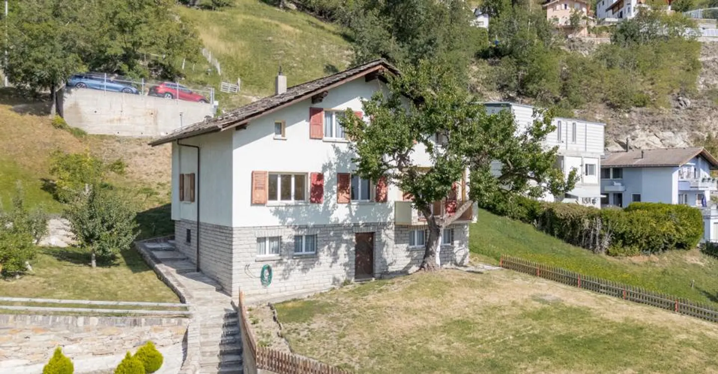 Casa unifamiliare ben tenuta con appartamento separato e molto potenziale - Foto 2 di 12