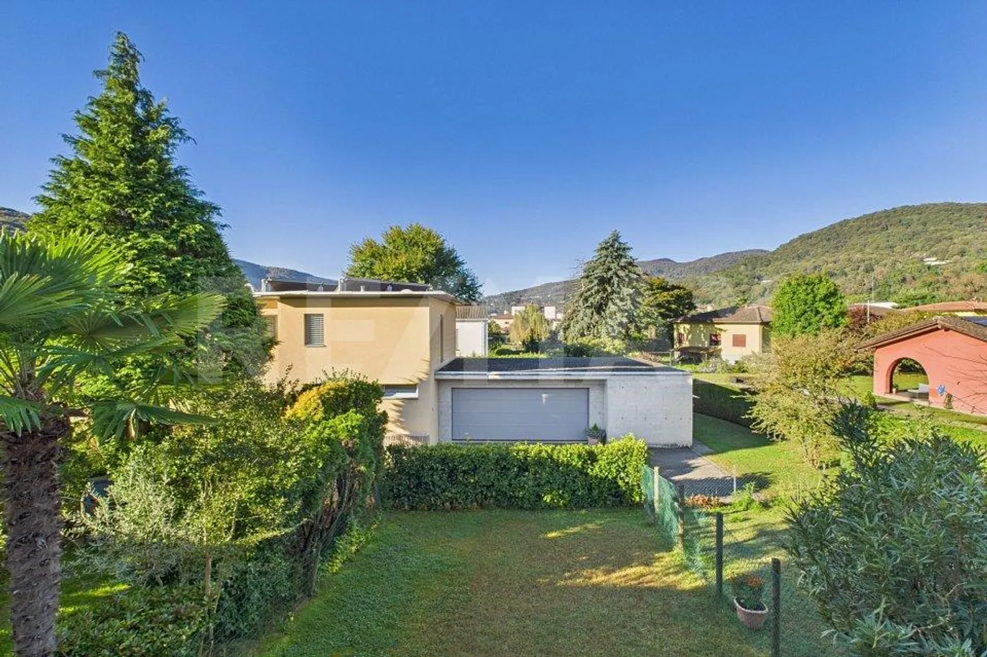 Una casa spaziosa, luminosa e riservata nel cuore di Caslano - Foto 2 di 13