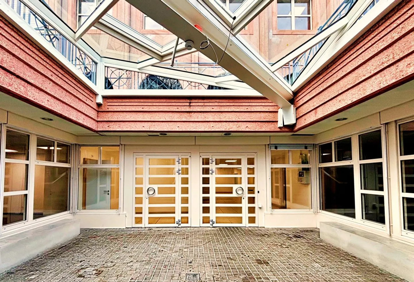 Exceptional commercial property in the center of Nyon - Photo 4 of 13