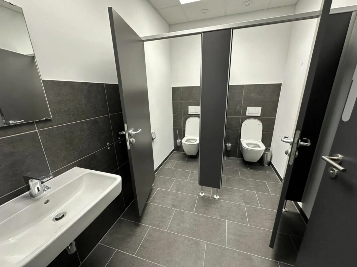 Welcome to the modern workspace with a view of greenery! - Photo 5 of 6